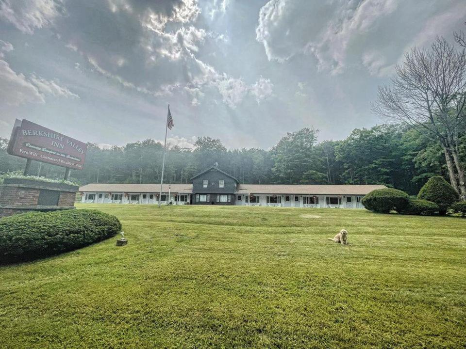 Berkshire Valley Inn North Hancock Extérieur photo